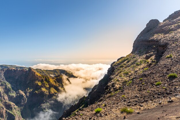 Montañas soleadas en las nubes