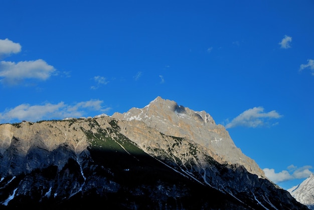 Montañas con sombra