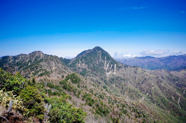 Las montañas son visibles desde la cima de la montaña.