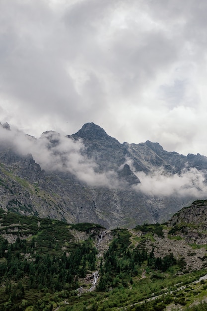 Montañas Tatra y nubes grises, Polonia