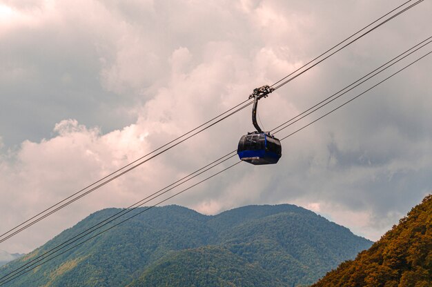 Montañas y teleférico en Krasnaya Polyana