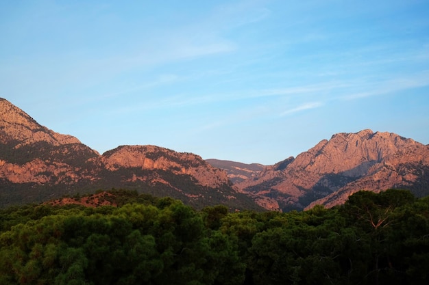 Montañas turcas en el fondo del cielo