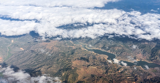 Las montañas de turquía y el cielo azul claro con nubes blancas un hermoso paisaje desde arriba de un ...