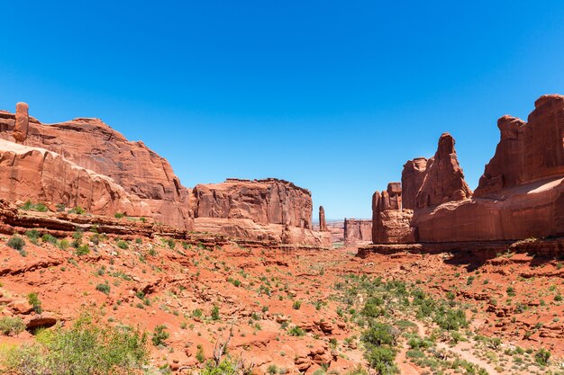 Montañas en el valle contra la superficie del cielo azul. Paisaje del Parque Nacional Arches