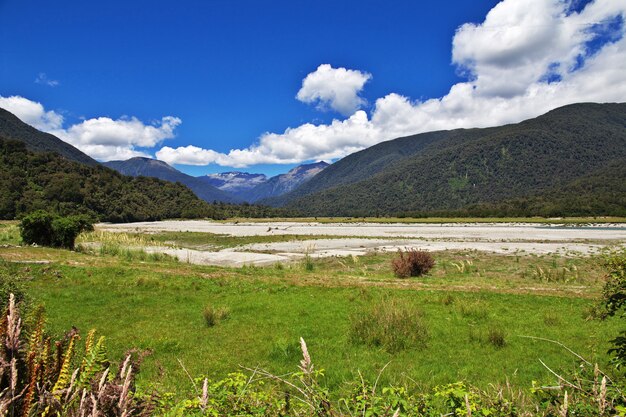 Las montañas y el valle de la isla sur, Nueva Zelanda