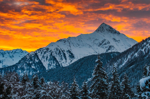 Montañas de un valle de Zillertal al amanecer - Mayrhofen, Austria.