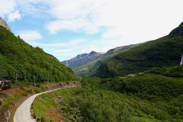 Montañas y valles a lo largo de Flamsbana The Flam Railway Noruega