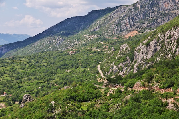 Foto montañas y valles de montenegro