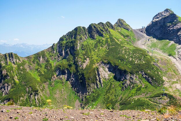 Foto montañas en verano en un día soleado