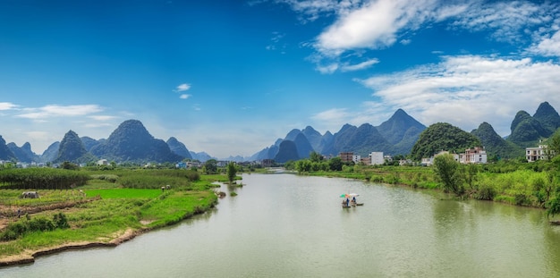 Montañas verdes y aguas verdes en Guilin Guangxi