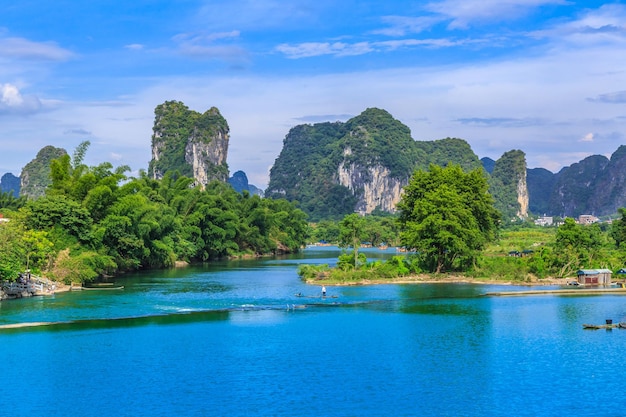 Montañas verdes y aguas verdes en Guilin Guangxi