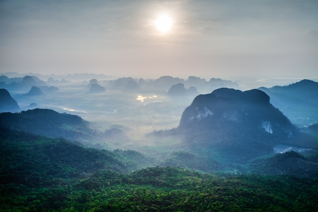 Montañas verdes en Tailandia