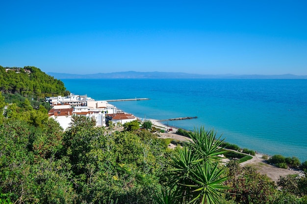 Montañas con vistas al mar cubiertas de plantas verdes y pensiones Grecia Kassandra Halkidiki