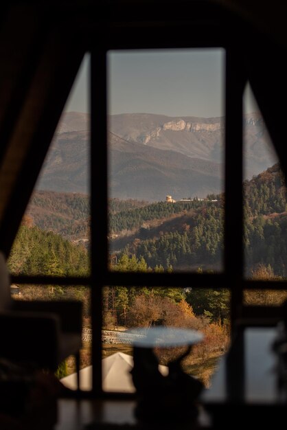 Foto montañas vistas por la ventana