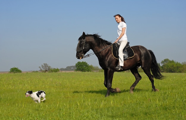 Montando chica y su perro