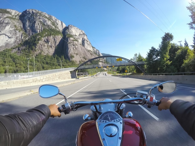 Montando en una motocicleta durante un día soleado de verano