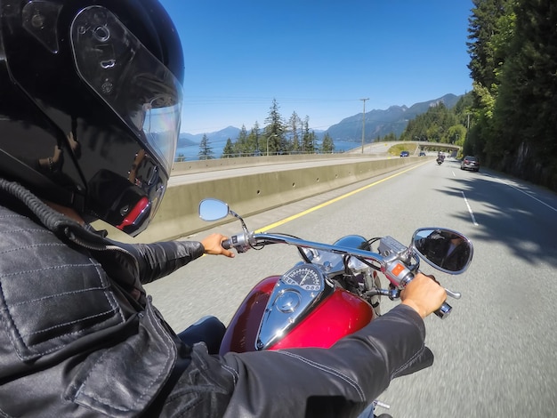 Montando en una motocicleta durante un día soleado de verano