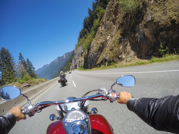 Montando en una motocicleta durante un día soleado de verano