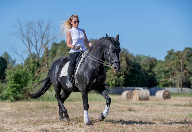 Montando niña y caballo