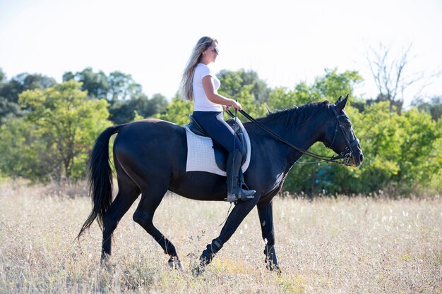 montando niña y caballo