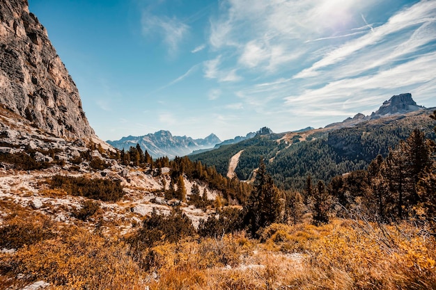 Montañero en una empinada y expuesta Vía Ferrata Col dei Bos cerca de passo falzarego Otoño Passo Falzarego Tofana Italia cerca de Cortina d'Ampezzo