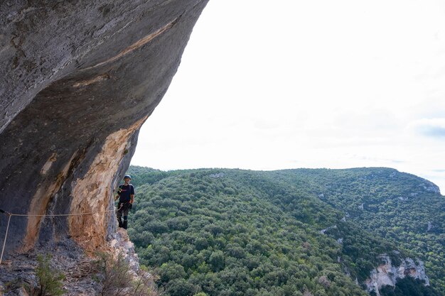 Montañero escalando una pared de montaña