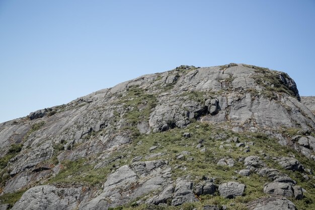 Montañero escalando los picos más altos de brasil en las montañas con extensas caminatas y mochileros.