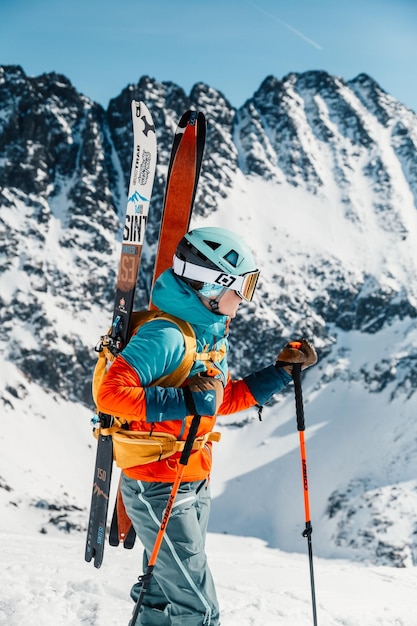 Foto montañero esquí de travesía caminar esquí alpinista en las montañas esquí de travesía en paisaje alpino con árboles nevados aventura deporte de invierno