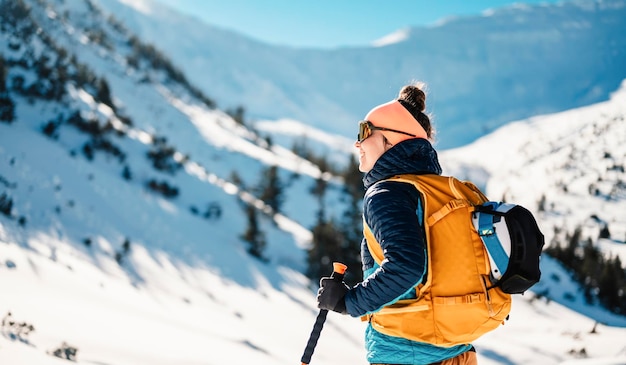 Montañero esquí de travesía caminar esquí alpinista en las montañas Esquí de travesía en paisaje alpino con árboles nevados Aventura deporte de invierno