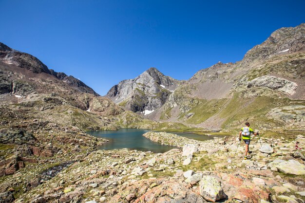 Un montañero en el Ibon de Panticosa en los Pirineos.