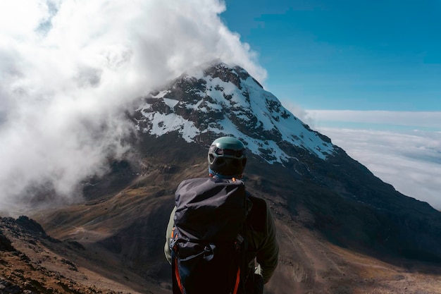 Un montañero llega a la cima de una montaña.