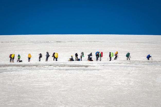 Montañeros con cuerdas se preparan para su caminata a través del campo de hielo. Cáucaso, Rusia