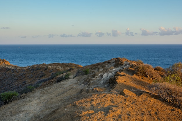 Montanha amarela antes do anoitecer. Ilha de Tenerife, Espanha