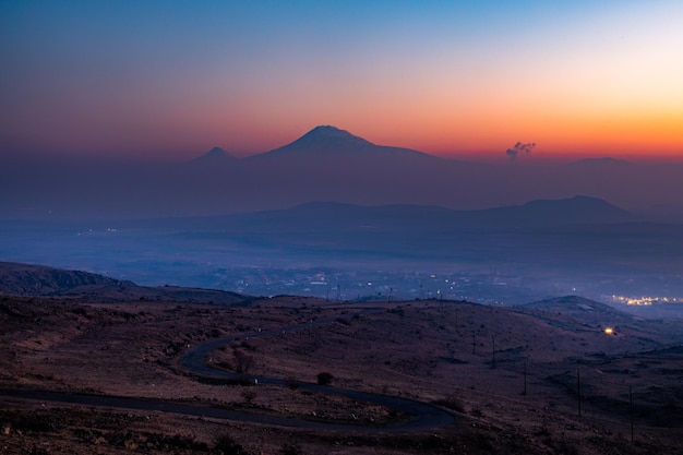 Montanha Ararat ao pôr do sol de cor.