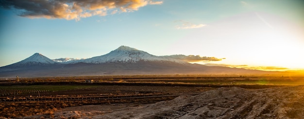 Montanha Ararat ao pôr do sol
