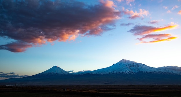 Montanha Ararat ao pôr do sol