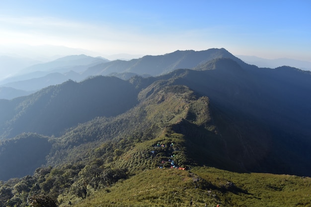 Montanha bonita do nascer do sol em Doi Phu Wae, Nan, o norte de Tailândia.