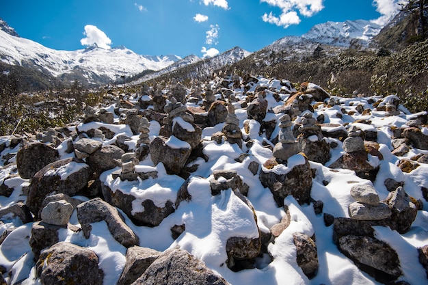 Montanha coberta de neve bonita e céu azul