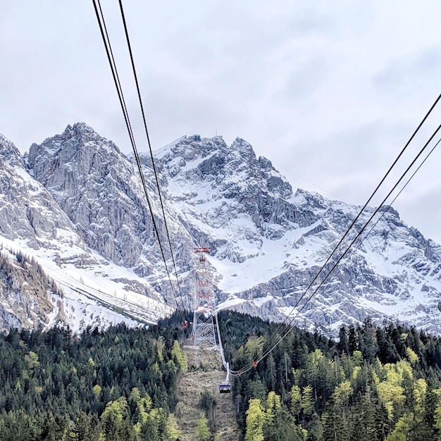 Foto montanha coberta de neve contra o céu