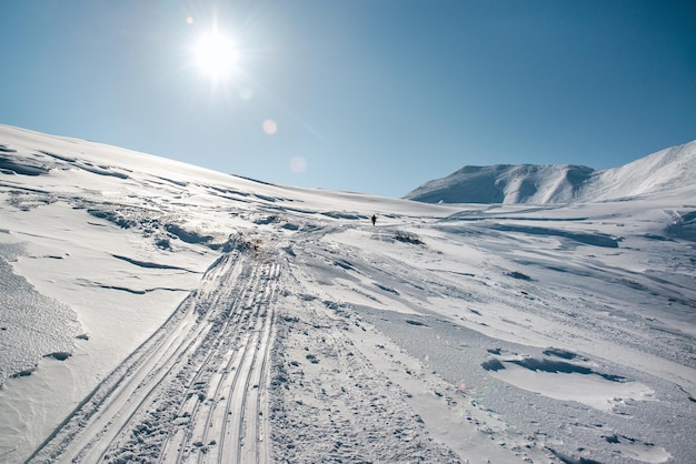 Montanha coberta de neve contra o céu