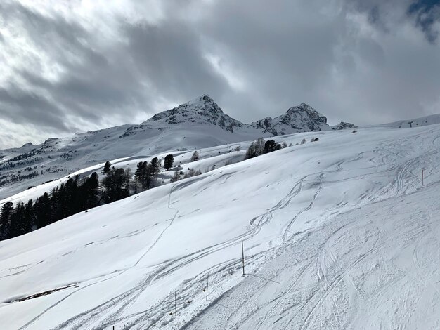 Montanha coberta de neve contra o céu