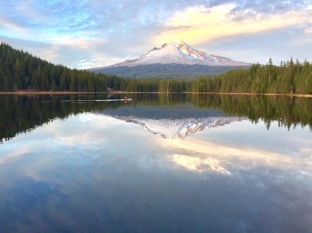 Montanha coberta de neve refletindo-se no lago