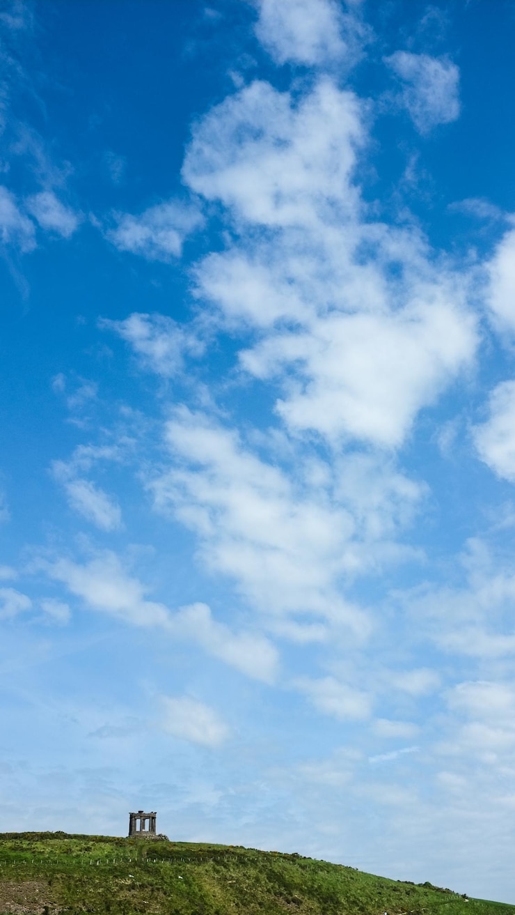 Foto montanha contra o céu azul nublado