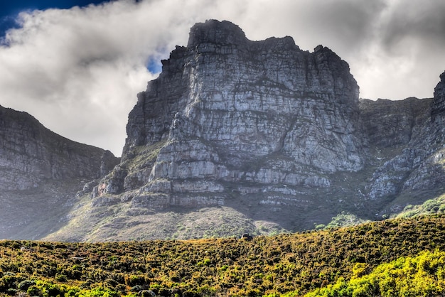 Montanha da Mesa ao longo da costa da Cidade do Cabo, África do Sul