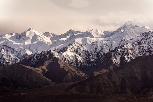 Montanha da neve com o céu azul de leh ladakh india.