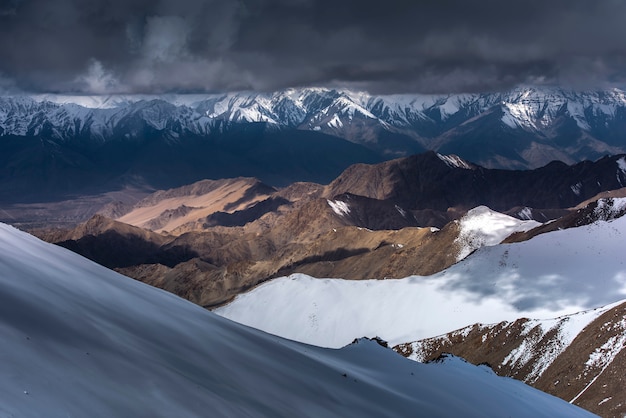 Montanha da neve com o céu azul de leh ladakh india.