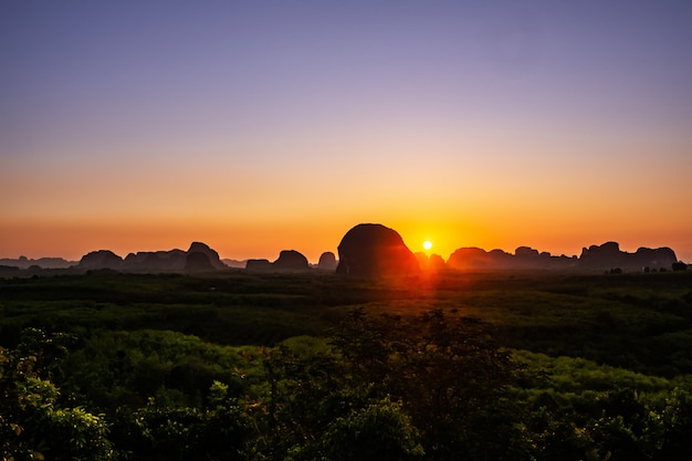 Montanha da paisagem com por do sol em Krabi Tailândia