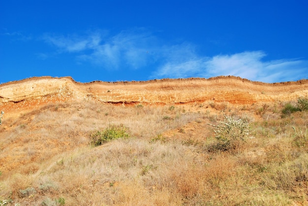 Montanha de barro em um fundo de céu azul