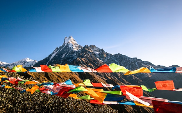 Montanha de brilho fishtail e bandeira da oração, nepal.