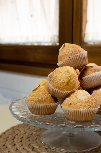 Montanha de madeleines caseiras na mesa da cozinha